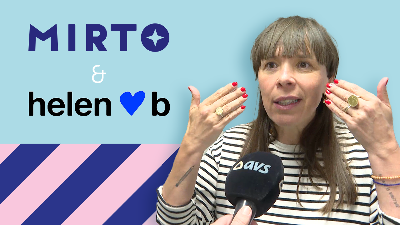 HELEN B EN MIRTO SLAAN DE HANDEN IN ELKAAR